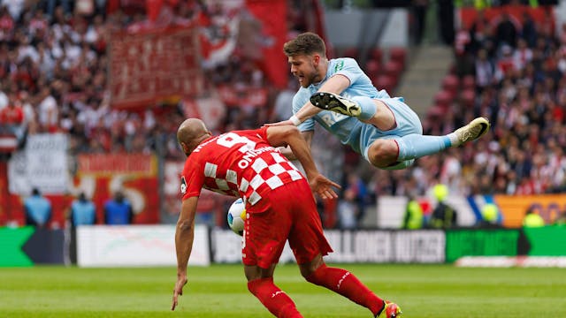 Konnte sich in der Offensive nicht durchsetzen: FC-Profi Jan Thielmann im Zweikampf mit Onisiwo vom FSV Mainz.