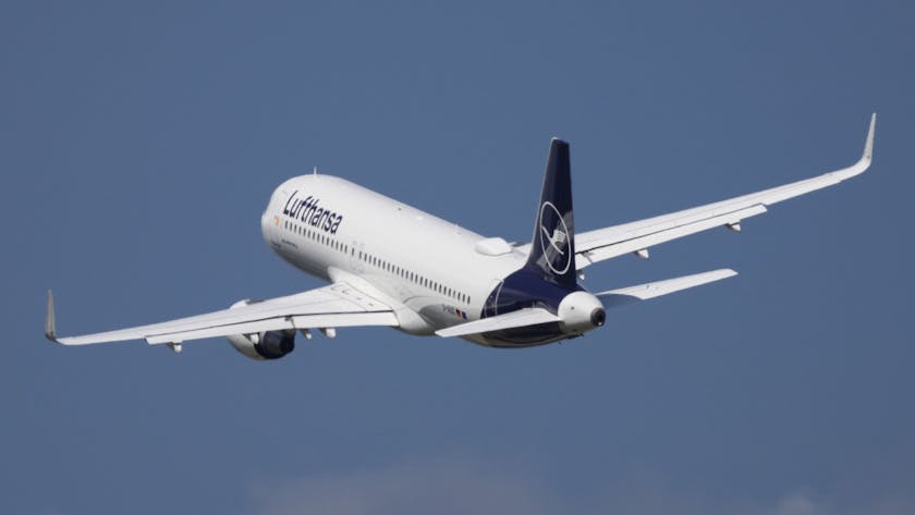 Ein Flugzeug der Lufthansa (hier ein Symbolfoto) musste nach einem Zwischenfall über dem Atlantik zum Flughafen Frankfurt zurückkehren.