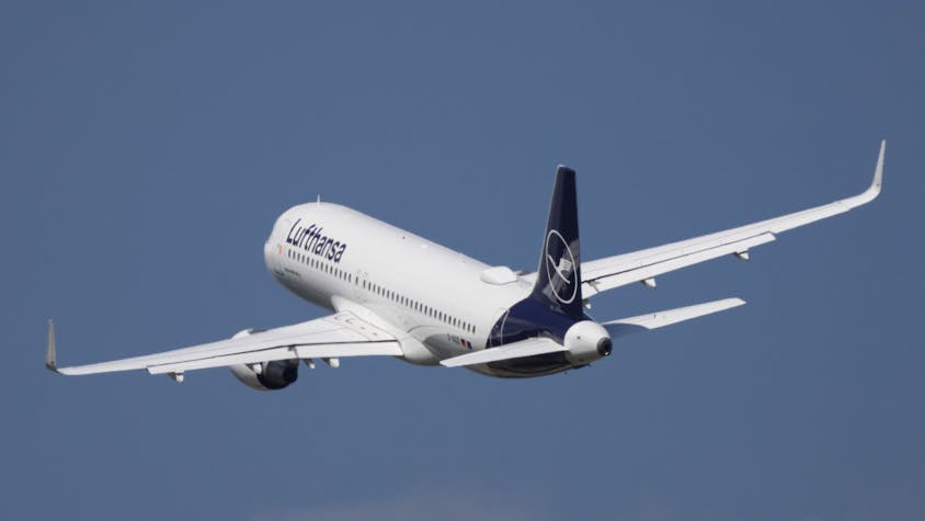 Ein Flugzeug der Lufthansa (hier ein Symbolfoto) musste nach einem Zwischenfall über dem Atlantik zum Flughafen Frankfurt zurückkehren.