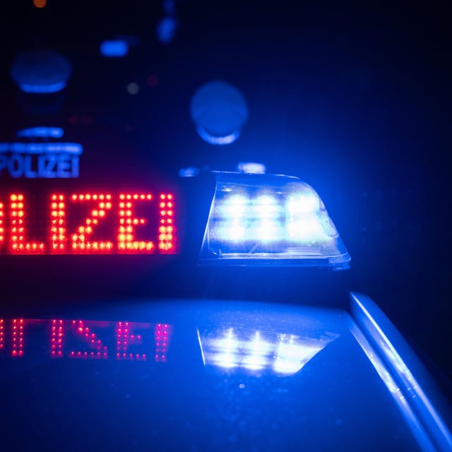 Das Blaulicht an einem Polizeifahrzeug (Symbolfoto).