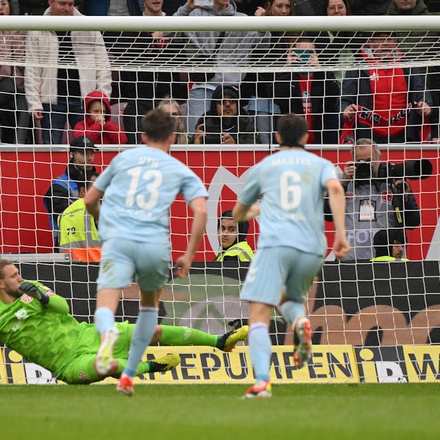 Kölns Florian Kainz (r) erzielt den überlebenswichtigen Elfmetertreffer zum 1:1 gegen Mainz.
