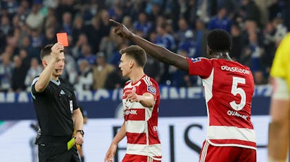 Schiedsrichter Harm Osmers zeigt Joshua Quarshie von Fortuna Düsseldorf die Gelb-Rote Karte. Auch im Bild: Yannik Engelhardt.