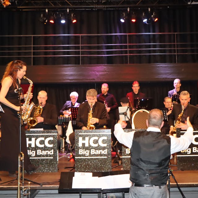 Das Bild zeigt die HCC Big Band auf der Bühne im Wesselinger Rheinforum.