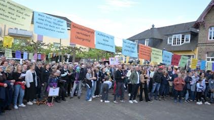 Demonstration gegen Rechts auf dem Overath Bahnhofsplatz.