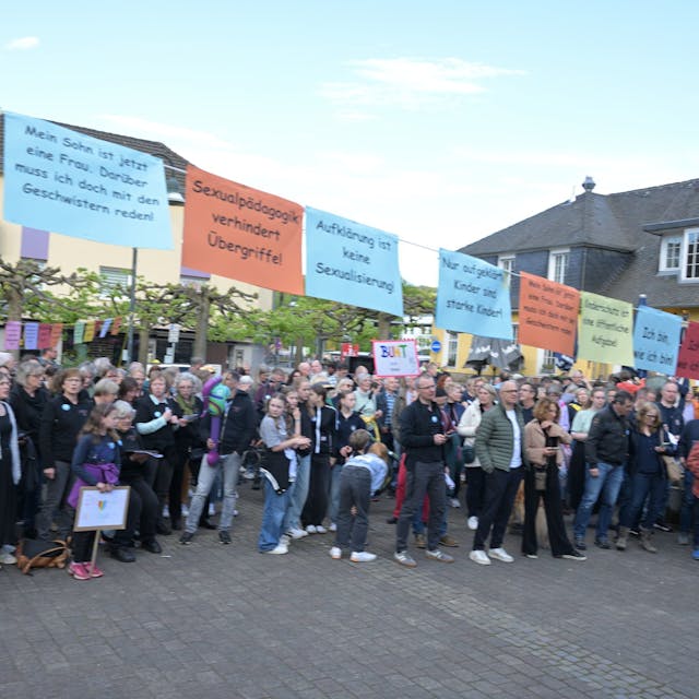 Demonstration gegen Rechts auf dem Overath Bahnhofsplatz.