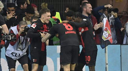Robert Andrich wird von den Teamkollegen für seinen Ausgleichs-Treffer beim Spiel zwischen Bayer Leverkusen und dem VfB Stuttgart gefeiert.