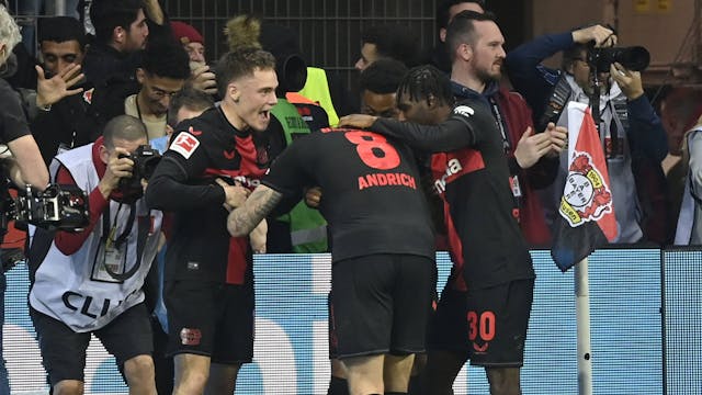 Robert Andrich wird von den Teamkollegen für seinen Ausgleichs-Treffer beim Spiel zwischen Bayer Leverkusen und dem VfB Stuttgart gefeiert.
