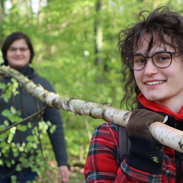 Im Schaltjahr setzen die jungen Frauen auch ihren Freunden einen Maibaum. Kurz vor dem 1. Mai waren die jungen Frauen des JGV Fischenich die Bäume im Wald holen.