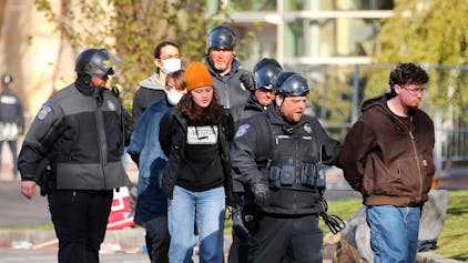 Die Polizei der Northeastern University entfernt und verhaftet einen Demonstranten nach dem anderen beim Zeltlager auf dem Campus.