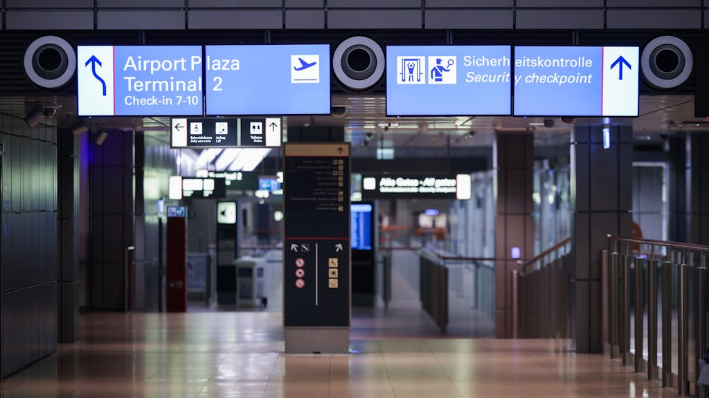 Der Durchgang zur geschlossenen Sicherheitskontrolle im Flughafen Hamburg, hier im Februar 2024. (Symbolbild)