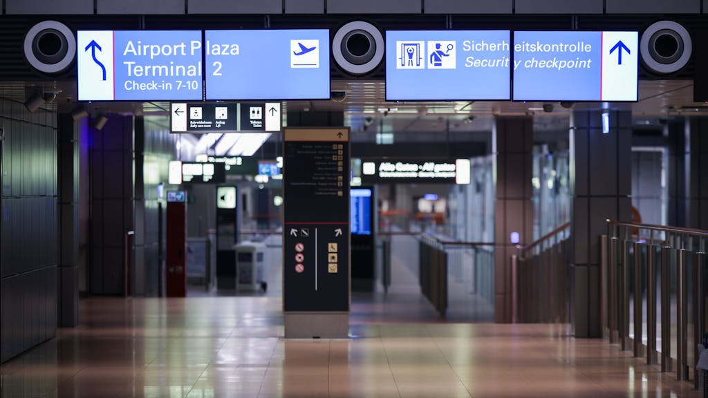 Der Durchgang zur geschlossenen Sicherheitskontrolle im Flughafen Hamburg, hier im Februar 2024. (Symbolbild)
