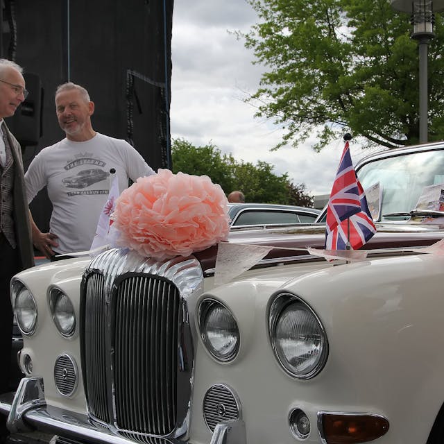 Dieser auf Hochglanz polierte Jaguar Daimler DS 420, Baujahr 1973, gehörte einst zum Fuhrpark von Prince Charles. Jetzt ist der ganze Stolz von Karl-Wilhelm Schäfer (l.), den Organisator Peter Orlowski bei der Zievericher Kulttour-Oldtimer-Show begrüßte.