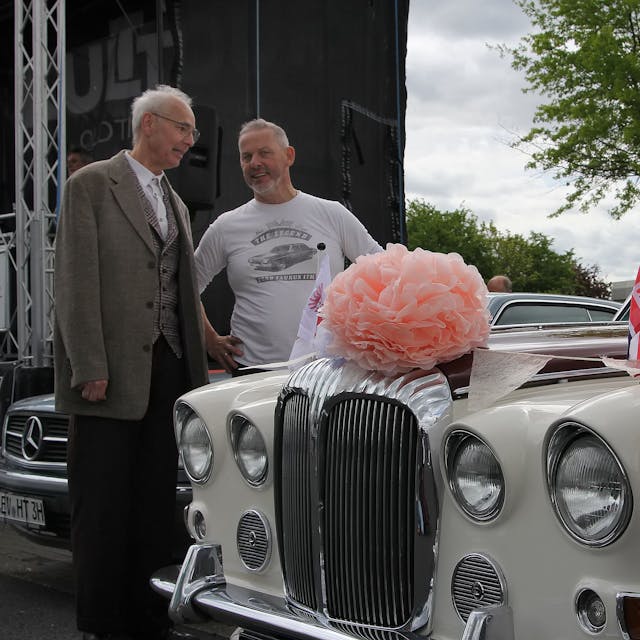 Dieser auf Hochglanz polierte Jaguar Daimler DS 420, Baujahr 1973, gehörte einst zum Fuhrpark von Prince Charles. Jetzt ist der ganze Stolz von Karl-Wilhelm Schäfer (l.), den Organisator Peter Orlowski bei der Zievericher Kulttour-Oldtimer-Show begrüßte.