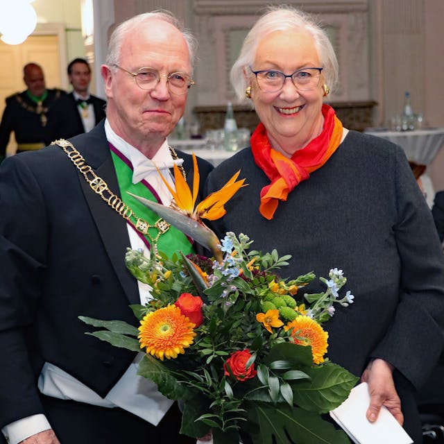 Mit einem Blumenbukett dankte Großprior Dr. Rudolf Wansleben Staatsekretärin a.D. Dr. Marion Gierden-Jülich für ihren Vortrag.