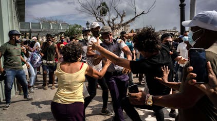 ARCHIV - 11.07.2021, Kuba, Havanna: Die Polizei verhaftet einen regierungskritischen Demonstranten während einer Demonstration in Havanna.&nbsp;