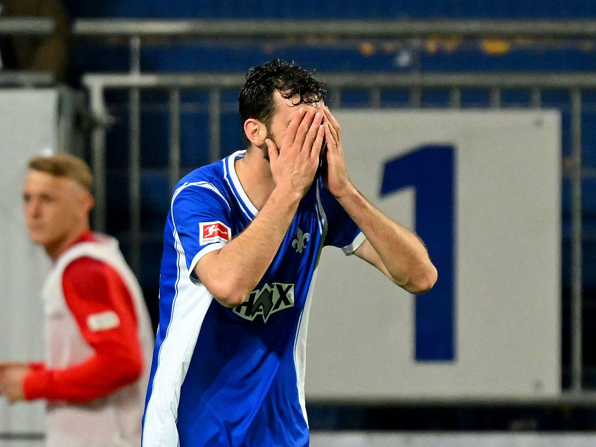Luca Pfeiffer schlägt sich im Spiel gegen den 1. FC Heidenheim die Hände vor das Gesicht.