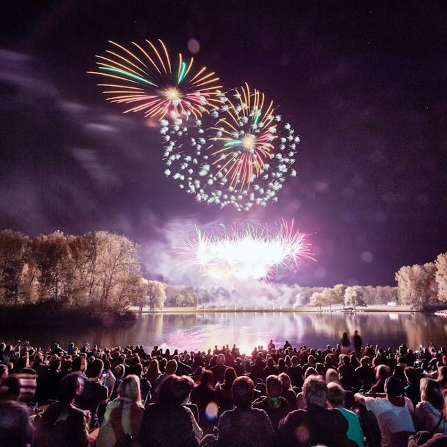 Ein Feuerwerk ist in Bonn beim Fest „Rhein in Flammen“ zu sehen.