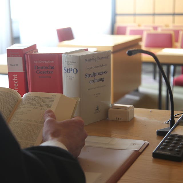 Auf dem Tisch eines Richters im Amtsgericht Siegburg stehen mehrere Gesetzestexte.