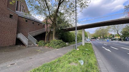 Die Treppe zur Brücke über die Theodor-Heuss-Straße in Finkenberg ist in so einem schlechten Zustand, dass sie abgerissen und neu gebaut werden soll. 