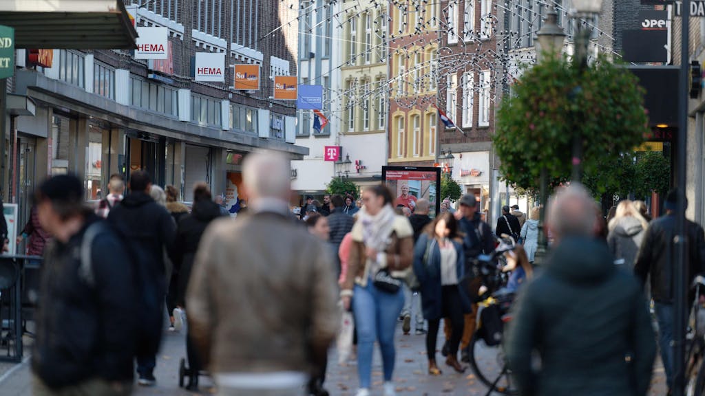 Gut besucht, aber nicht überfüllt ist die Fußgängerzone in Venlo. Die niederländischen Grenzstädte rechnen an Allerheiligen mit zahlreichen Besuchern aus Nordrhein-Westfalen. +++ dpa-Bildfunk +++