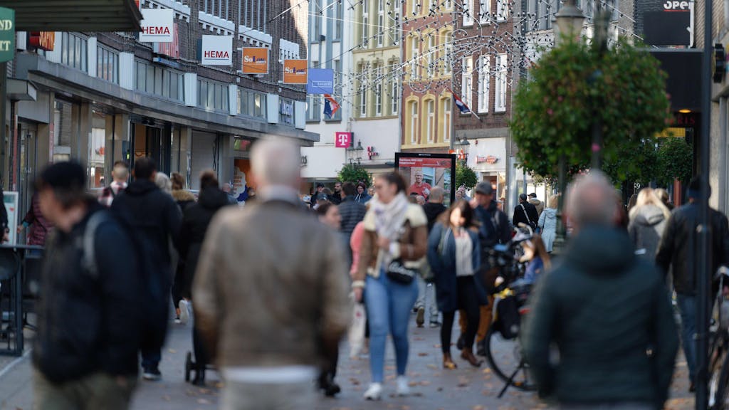 Gut besucht, aber nicht überfüllt ist die Fußgängerzone in Venlo. Die niederländischen Grenzstädte rechnen an Allerheiligen mit zahlreichen Besuchern aus Nordrhein-Westfalen. +++ dpa-Bildfunk +++