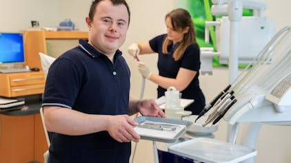 Dennis Meurer in einer Kölner Zahnarztpraxis.
Im Bild im Hintergrund seine Patin Yvonne Gülden.&nbsp;