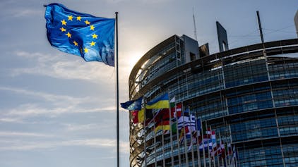 Die Flaggen der Europäischen Union, der Ukraine und weiterer Mitgliedsstaaten wehen vor dem Gebäude des Europäischen Parlaments in Straßburg.