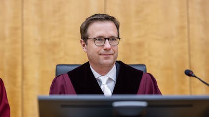 Münster: Bei der Fortsetzung im Berufungsverfahren um den Streit der Einstufung der AfD durch den Verfassungsschutz, sitzt der Vorsitzende Richter am OVG Gerald Buck im Oberverwaltungsgericht.&nbsp;