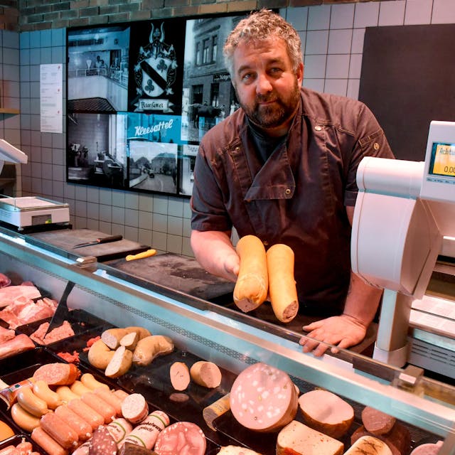 Zu sehen ist Metzger Markus Kleesattel hinter der Fleischereitheke.