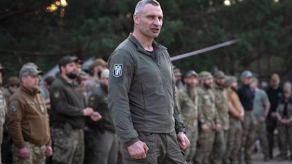 Der Bürgermeister von Kiew, Vitali Klitschko, spricht zu Soldaten der ukrainischen Nationalgarde (Symbolbild). Wolodymyr Selenskyj hat offenbar kein Interesse mehr, mit ihm zu reden.