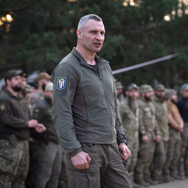 Der Bürgermeister von Kiew, Vitali Klitschko, spricht zu Soldaten der ukrainischen Nationalgarde (Symbolbild). Wolodymyr Selenskyj hat offenbar kein Interesse mehr, mit ihm zu reden.