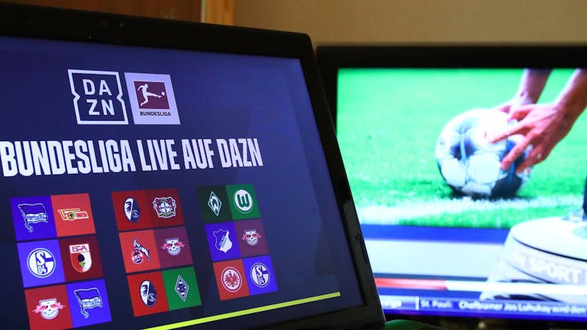 Links ist ein Bildschirm mit einer Grafik von DAZN zu sehen, rechts im Hintergrund eine Szene aus einem Fußballspiel