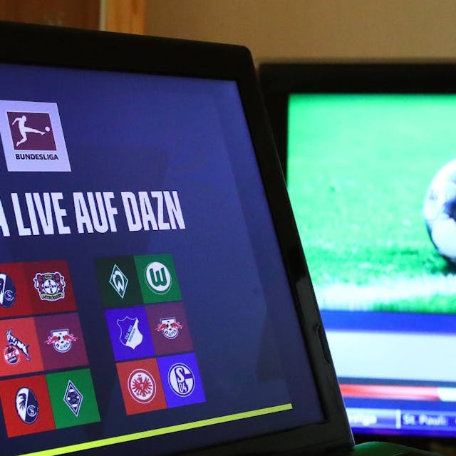 Links ist ein Bildschirm mit einer Grafik von DAZN zu sehen, rechts im Hintergrund eine Szene aus einem Fußballspiel