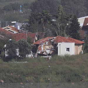 ARCHIV - 18.04.2024, Libanon, Kfarkela: Ein israelisches Haus in der nordisraelischen Grenzstadt Metula, das durch den Beschuss der Hisbollah beschädigt wurde, ist von der libanesischen Seite des libanesisch-israelischen Grenzdorfs Kfarkela im Südlibanon aus zu sehen. (zu dpa: «Bewaffneter Hamas-Arm greift Israel aus dem Libanon an») Foto: Mohammad Zaatari/AP/dpa +++ dpa-Bildfunk +++