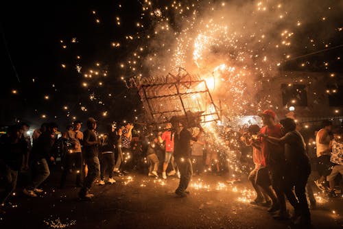 28.04.2024, Mexiko, Mahuixtlan: Feuerwerk wird während der Feierlichkeiten zu Ehren von San Pedro de Verona (Petrus von Verona) in Veracruz gezündet.