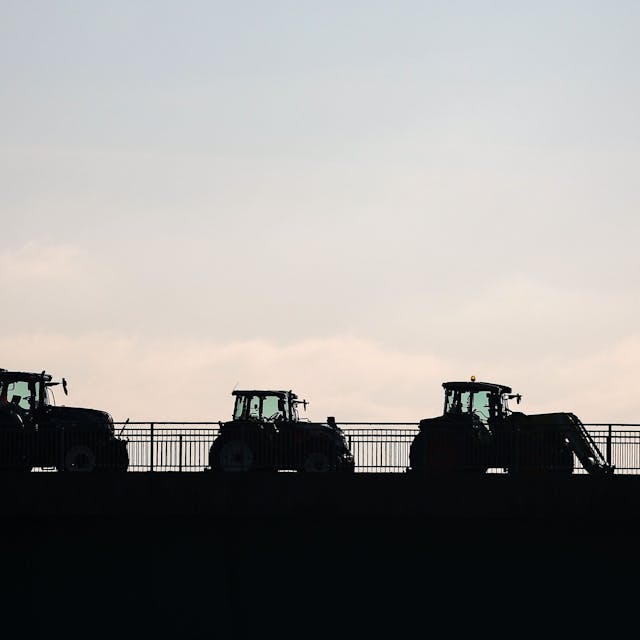 Landwirte blockieren mit Traktoren eine Brücke in Sachsen.&nbsp;
