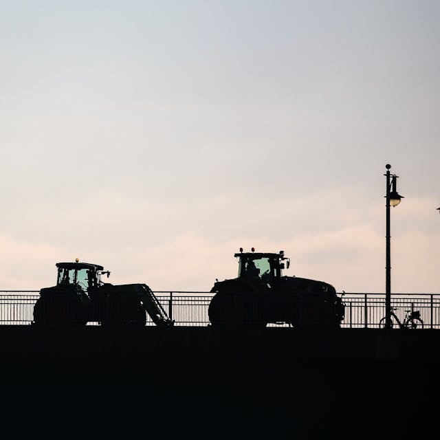 Landwirte blockieren mit Traktoren eine Brücke in Sachsen.&nbsp;