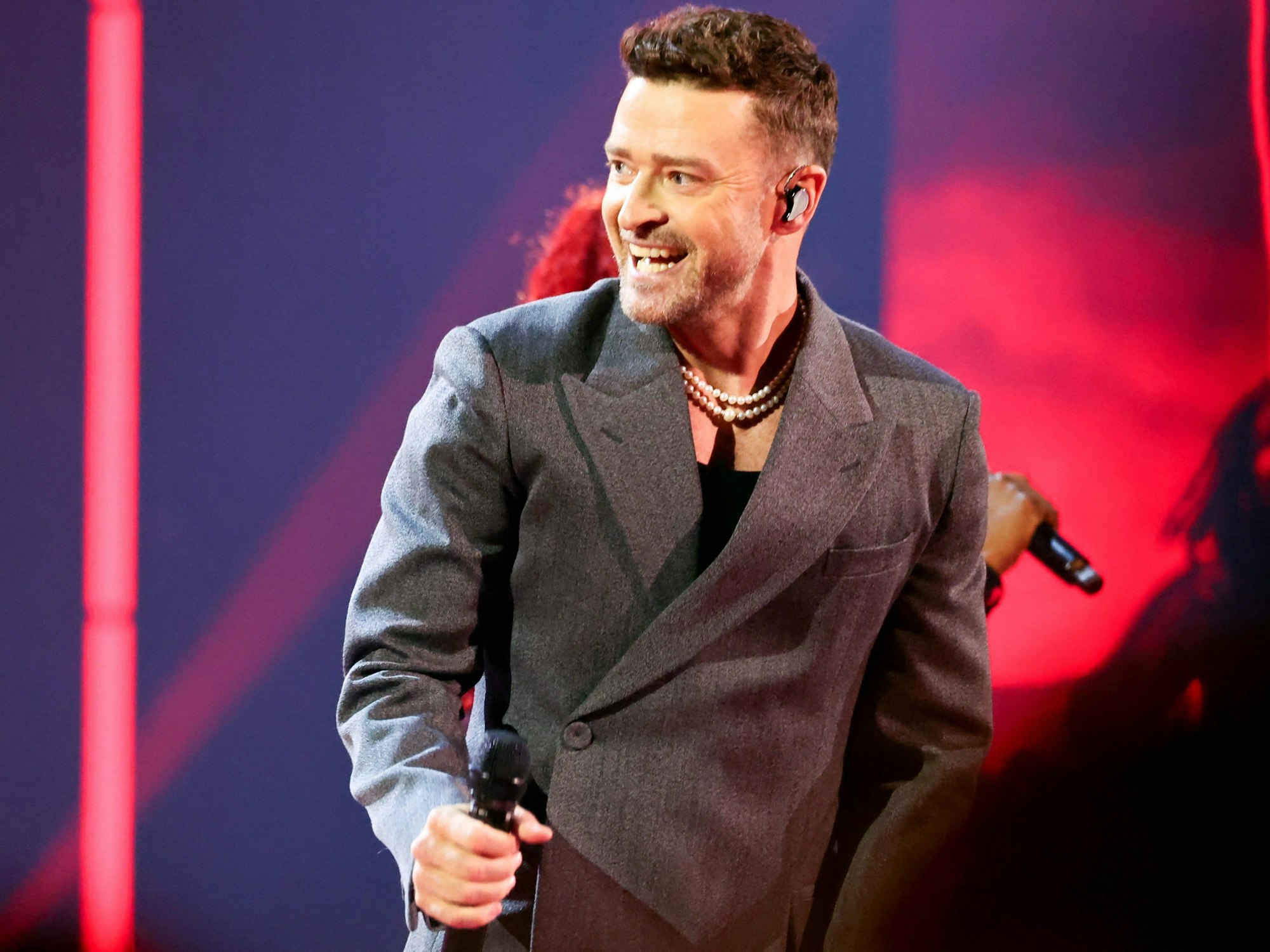 Justin Timberlake auf der Bühne mit Mikrofon in der Hand.
