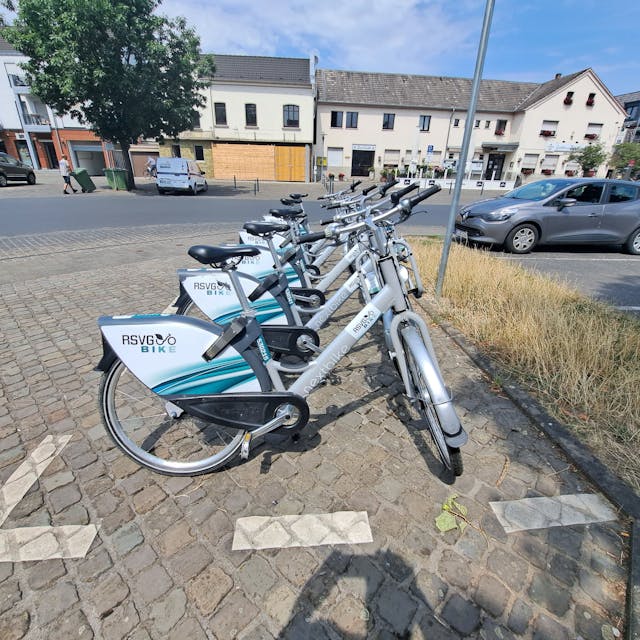 Auf dem Marktplatz in Niederkassel-Rheidt warten sogenannte RSVG-Bikes darauf, ausgeliehen zu werden.