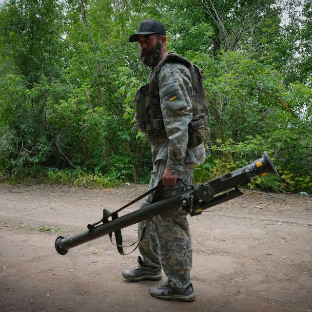 Ein ukrainischer Soldat trägt eine von den USA gelieferte Flugabwehrrakete in der ostukrainischen Region Donezk. (Symbolbild)
