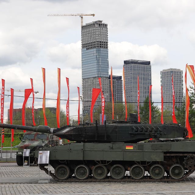 Ein nach russischen Angaben in der Ukraine erbeuteter deutscher Leopard-2-Kampfpanzer wird bei der Kriegstrophäen-Schau in Moskau gezeigt.