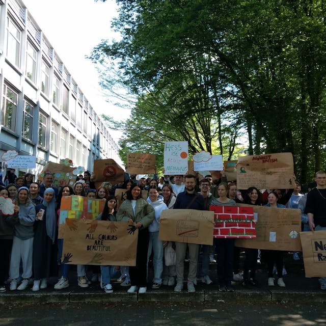Schüler demonstrieren gegen Rassismus und Rechtsextremismus vor dem Berufskolleg für Wirtschaft und Verwaltung an der Bismarckstraße.