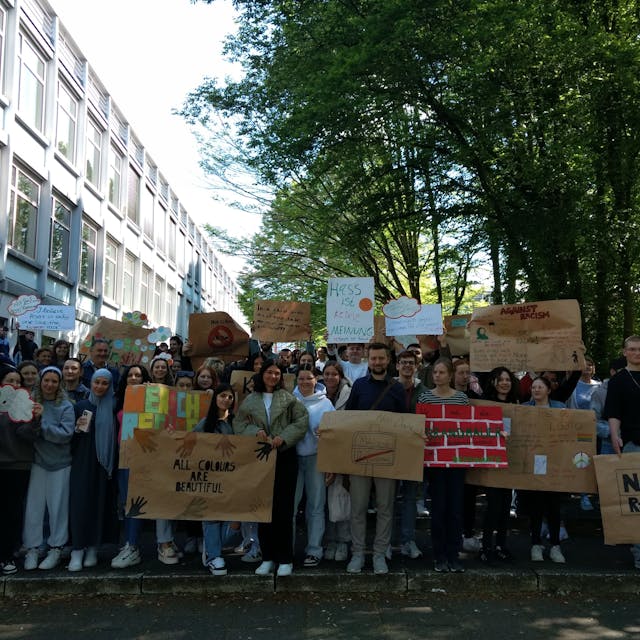 Schüler demonstrieren gegen Rassismus und Rechtsextremismus vor dem Berufskolleg für Wirtschaft und Verwaltung an der Bismarckstraße.