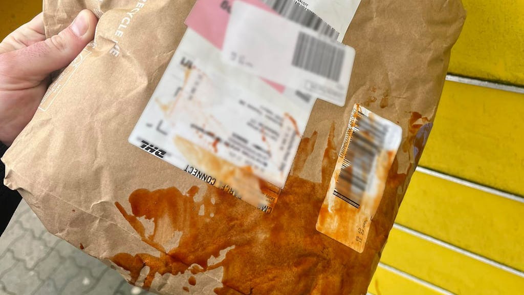 Ein DHL-Kunde hat ein Foto von seinem völlig verdreckten Paket gepostet, das er aus einer Packstation geholt hat.