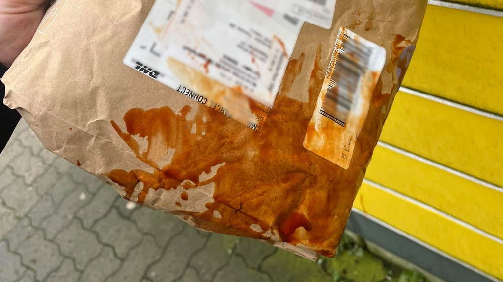 Ein DHL-Kunde hat ein Foto von seinem völlig verdreckten Paket gepostet, das er aus einer Packstation geholt hat.