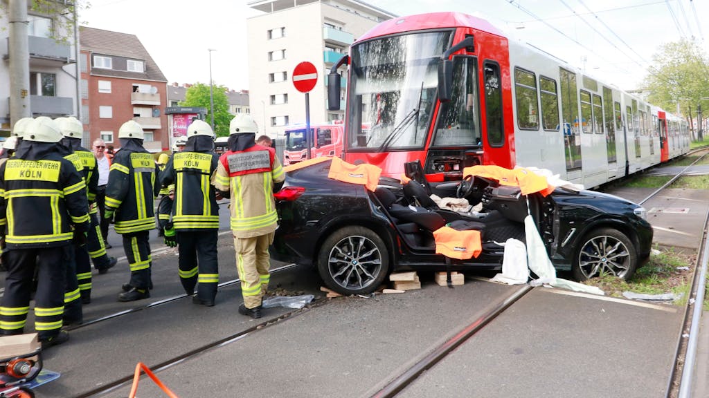 Unfall zwischen BMW und einer Bahn der KVB in Mülheim.