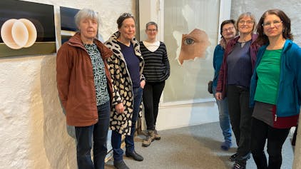 Sechs Künstlerinnen aus Kassel stehen im Zündorfer Wehrturm vor Werken ihrer gemeinsamen Ausstellung. Foto von Beatrix Lampe