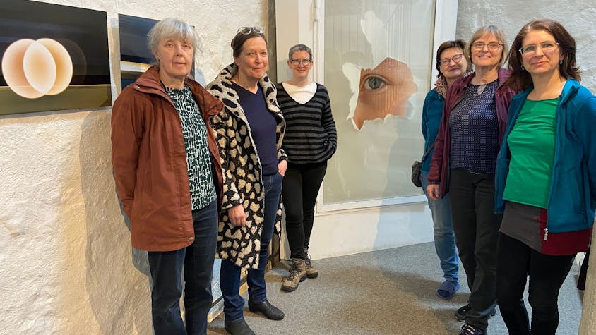 Sechs Künstlerinnen aus Kassel stehen im Zündorfer Wehrturm vor Werken ihrer gemeinsamen Ausstellung. Foto von Beatrix Lampe