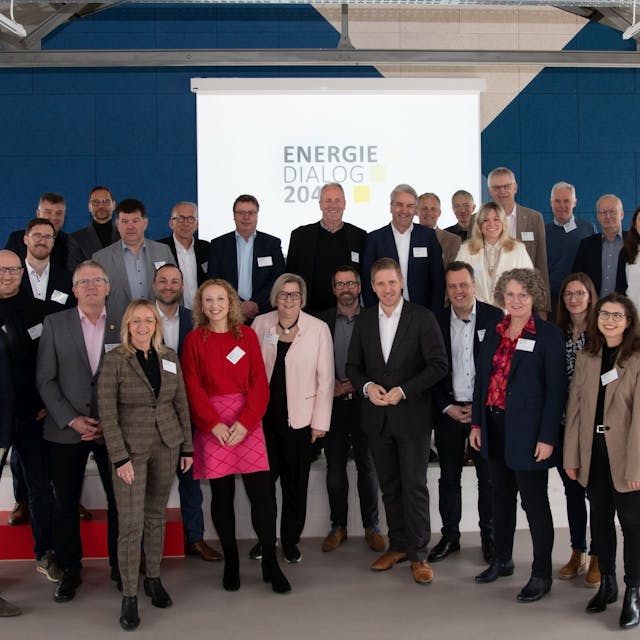 Die Teilnehmer des Energie-Dialogs haben sich zum Foto aufgestellt.
