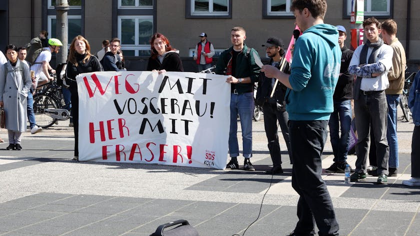 Studierende bei einer Kundgebung. Auf einem Plakat ist zu lesen: „Weg mit Vosgerau! Her mit Fraser!“